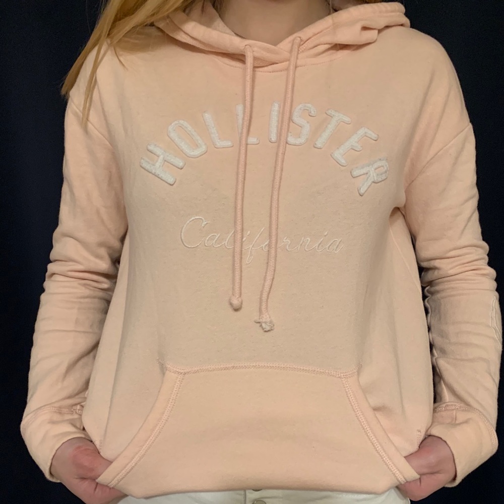 ✨Hollister Hoodie✨
•would fit small-medium